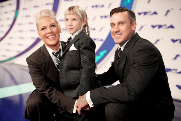 Pink ao lado da filha, Willow, e do marido, Carey Hart (Foto: Getty Images)