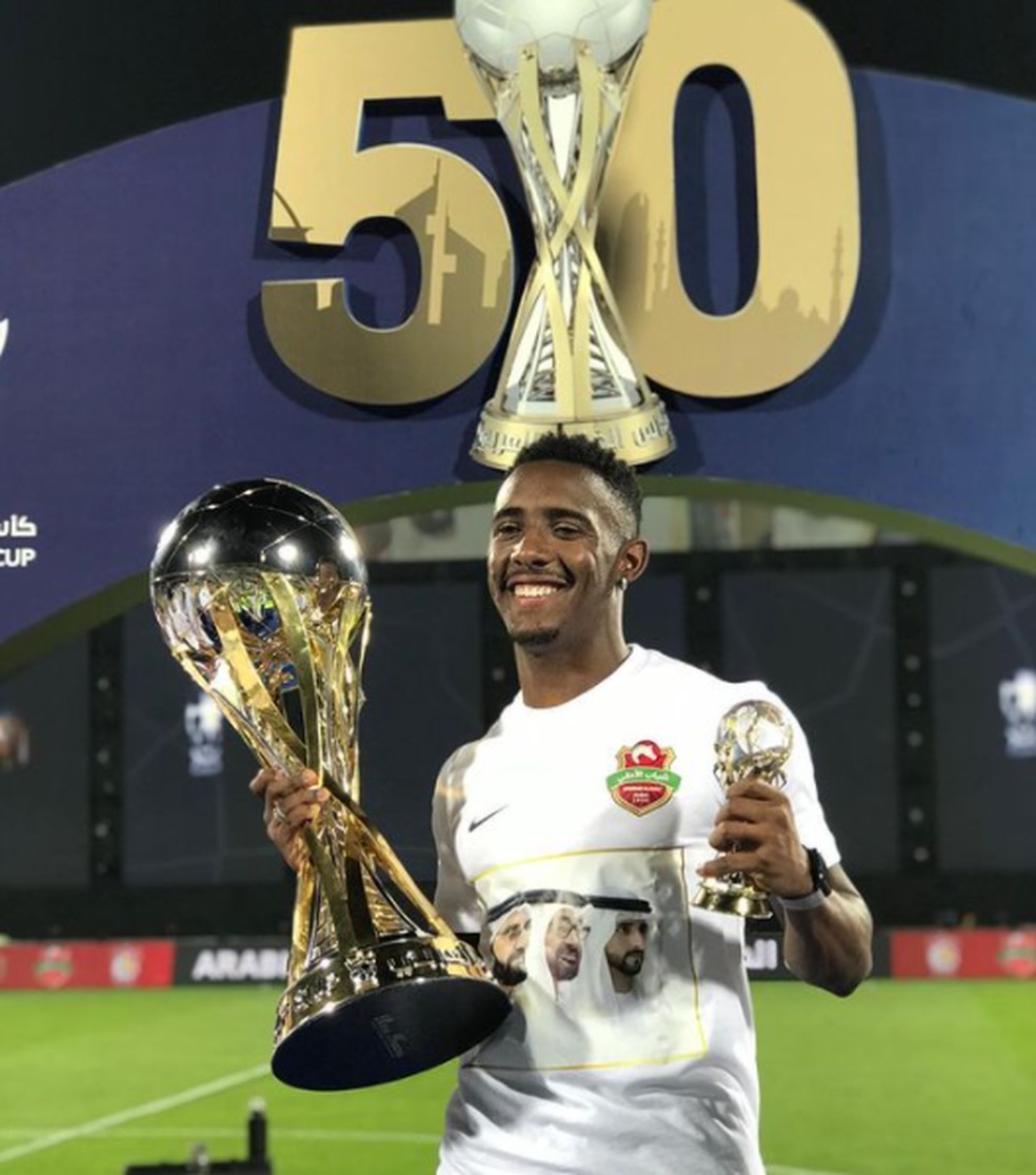 Yuri César posa com o troféu da Copa do Golfo Árabe — Foto: Reprodução/Instagram