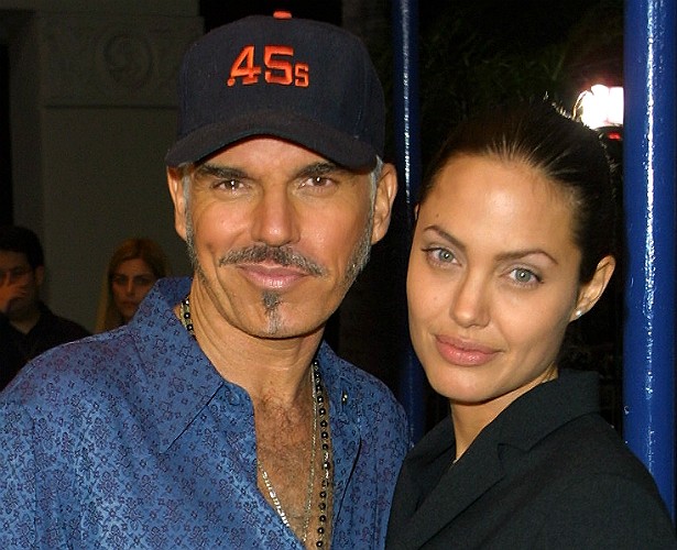 Nem todos se recordam, mas Angelina Jolie já foi casada (de 2000 a 2003) com o premiado roteirista Billy Bob Thornton. E, nessa época, em pleno MTV Movie Awards, o escritor confessou que havia transado com a atriz no carro dele em movimento, a caminho a premiação naquela noite. Ui! (Foto: Getty Images)