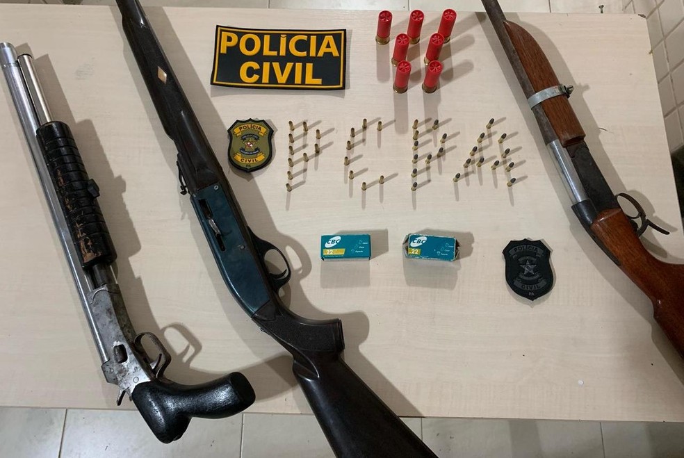 PolÃ­cia apreende armas, muniÃ§Ãµes e combustÃ­vel dentro de embarcaÃ§Ã£o em Breves, no MarajÃ³ â Foto: PolÃ­cia Civil / PA