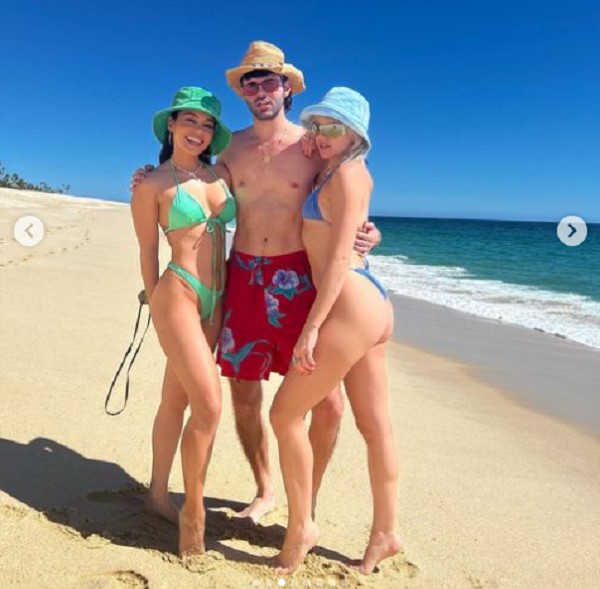A atriz Vanessa Hudgens de férias no México na companhia de amigos (Foto: Instagram)
