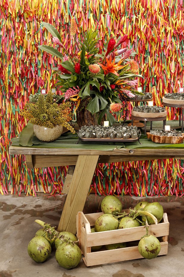 Mesa de festa decorada com as cores da Bahia, por Vamos Receber (Foto: Julio Acevedo)