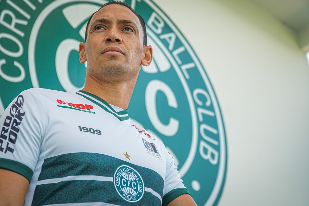 Ricardo Oliveira se diz animado por novo desafio no Coritiba e promete  gols: "Está no meu DNA" | coritiba | ge