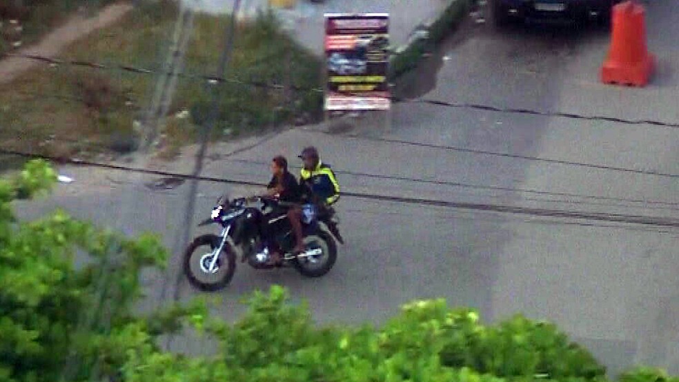 Piloto da moto leva fuzil no colo — Foto: Reprodução/TV Globo