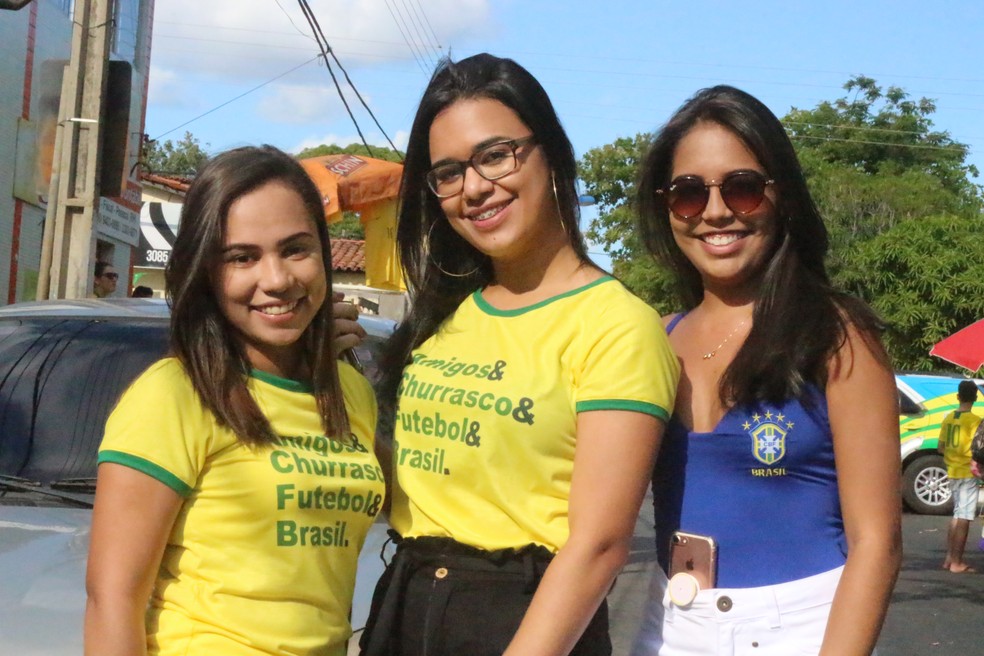 Amigas se reúnem para comemorar a vitória brasileira no bairro Saci, Zona Sul de Teresina (Foto: Roberto Araujo/G1)