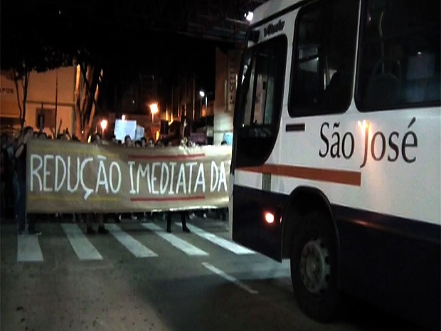 Manifestantes bloquearam saída de ônibus em Franca (Foto: Stella Reis/EPTV)