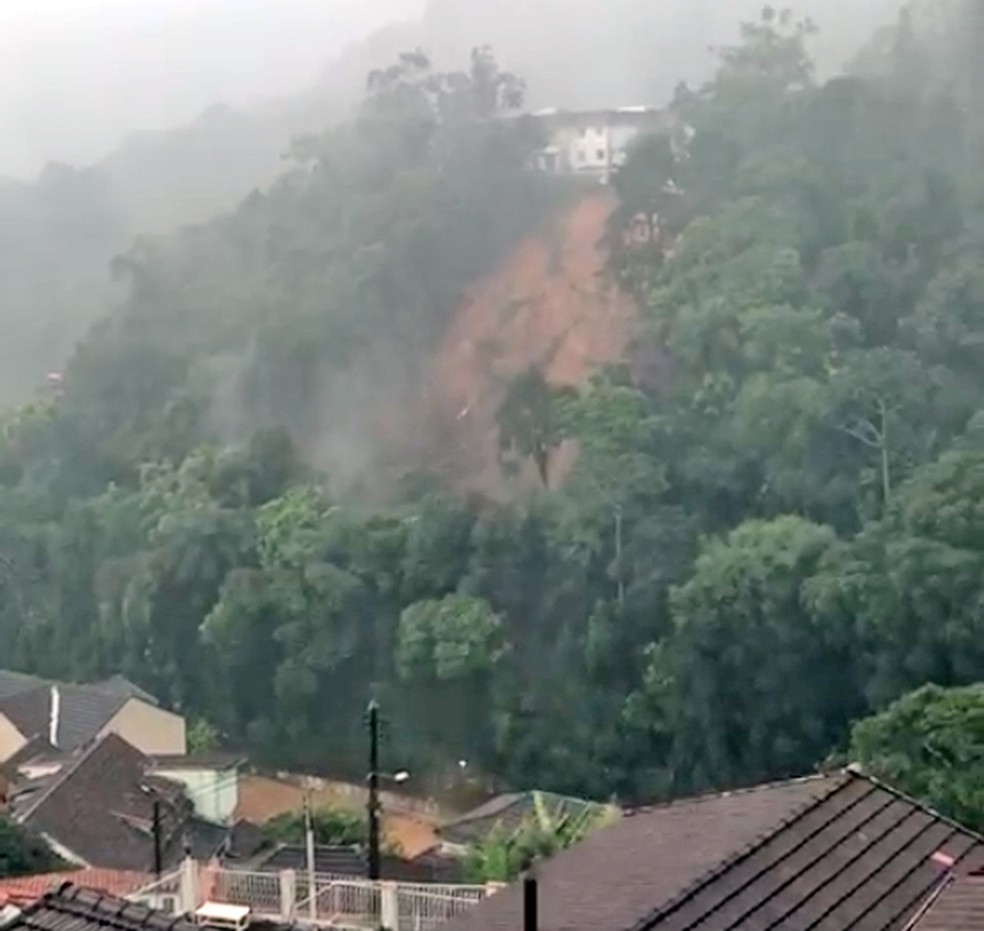 Queda de barreira provocou um tsunami no Rio Quitandinha — Foto: Reprodução/TV Globo