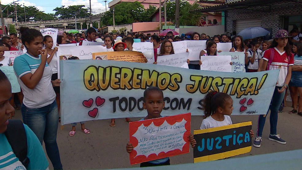 Moradores fizeram protesto em Paudalho, no Grande Recife, pedindo informaÃ§Ãµes sobre desaparecimento de mulher â€” Foto: ReproduÃ§Ã£o/TV Globo