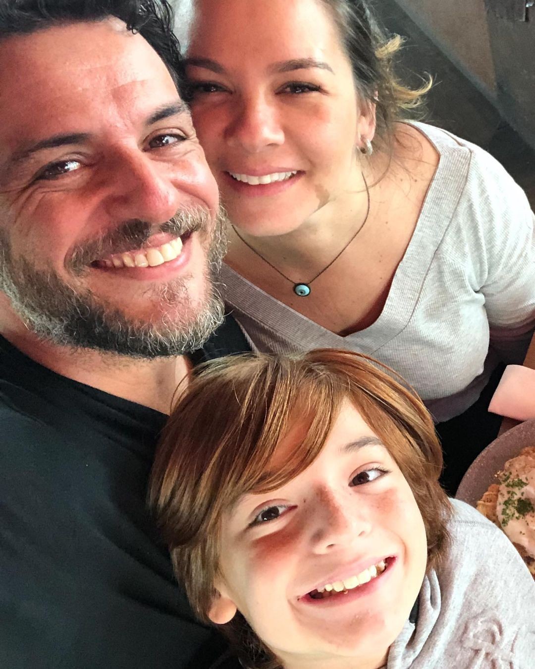 Rodrigo Lombardi com o filho, Rafael, e a mulher Betty Baumgarten (Foto: Reprodução Instagram)