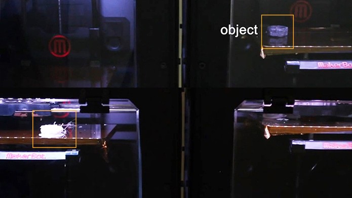 Processo de envio de dados na impressora 3D com objeto físico (Foto: Reprodução/Barbara Mannara)