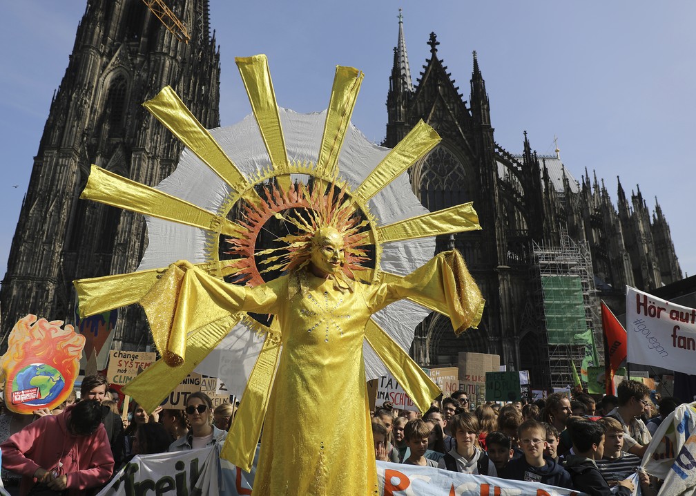 Greve pelo Clima na Alemanha: manifestante usa fantasia de sol para protestar contra o aquecimento global nesta sexta (24).  — Foto: Oliver Berg/dpa via AP