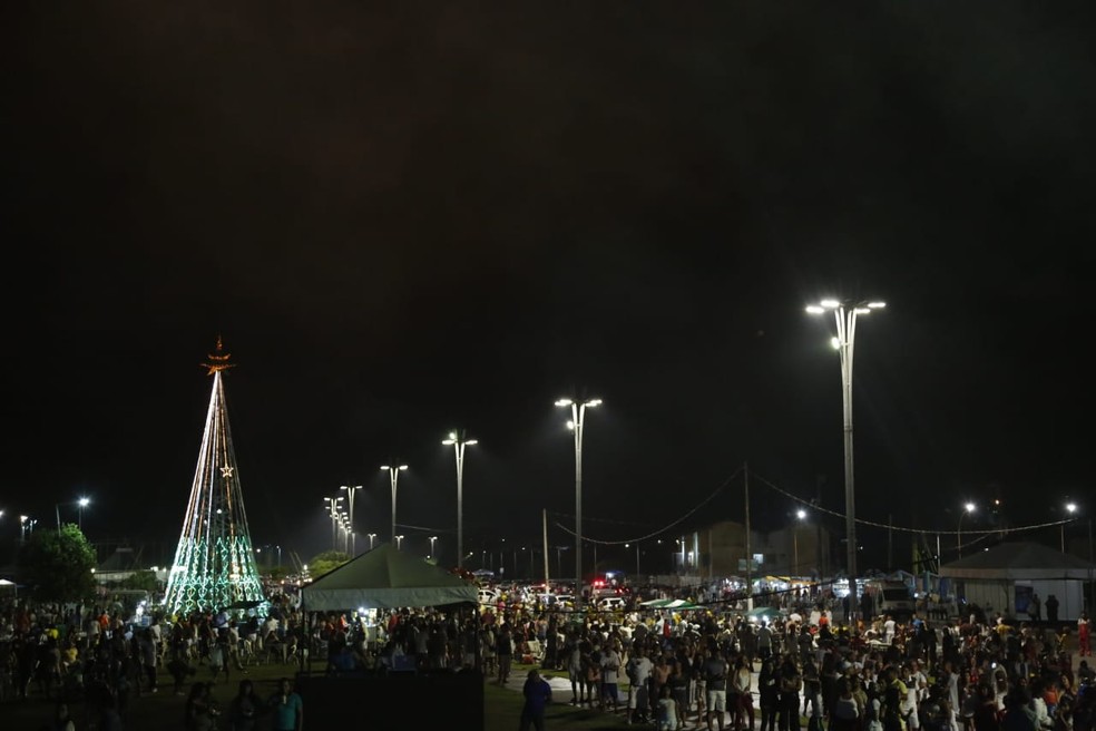 Portal da Amazônia começa a encher de pessoas em festividade de réveillon. — Foto: Fernando Sette / Comus