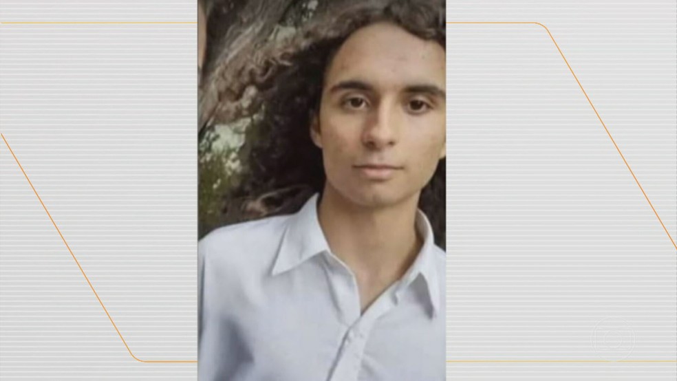 Família reconheceu Gabriel nas imagens de ônibus que foi arrastado para o Rio Quitandinha, em Petrópolis — Foto: Reprodução/ TV Globo