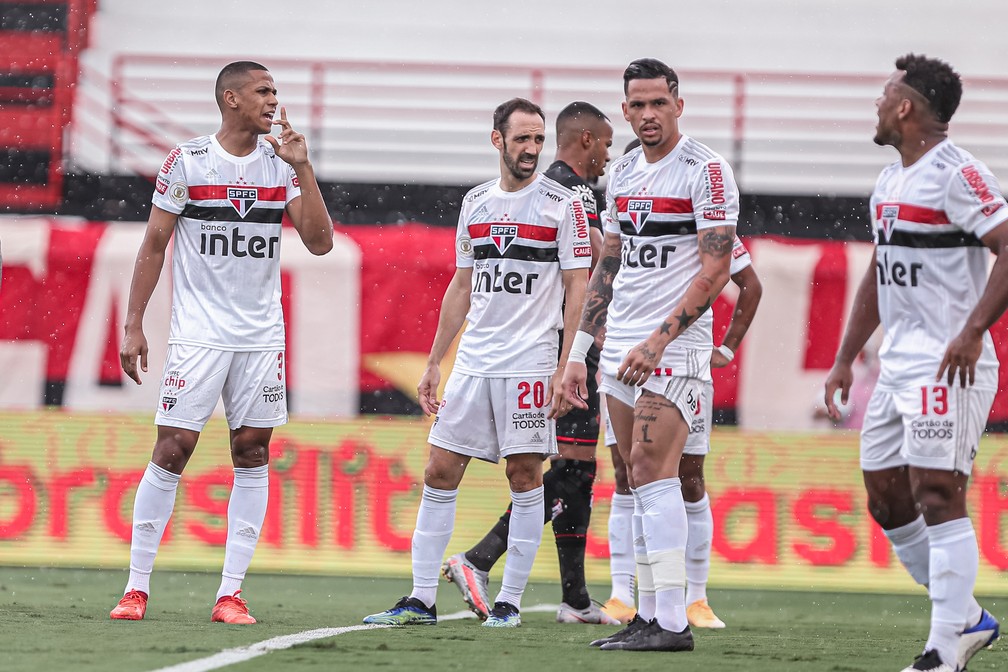Jogadores do São Paulo conversam durante jogo contra o Atlético-GO — Foto: HEBER GOMES/AGIF - AGÊNCIA DE FOTOGRAFIA/ESTADÃO CONTEÚDO
