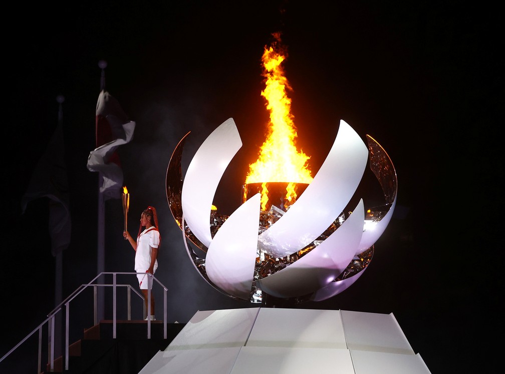 Naomi Osaka segura a tocha olímpica após acender a pira olímpica durante a cerimônia de abertura dos Jogos Olímpicos de Tóquio, no Japão — Foto: Kai Pfaffenbach/Reuters