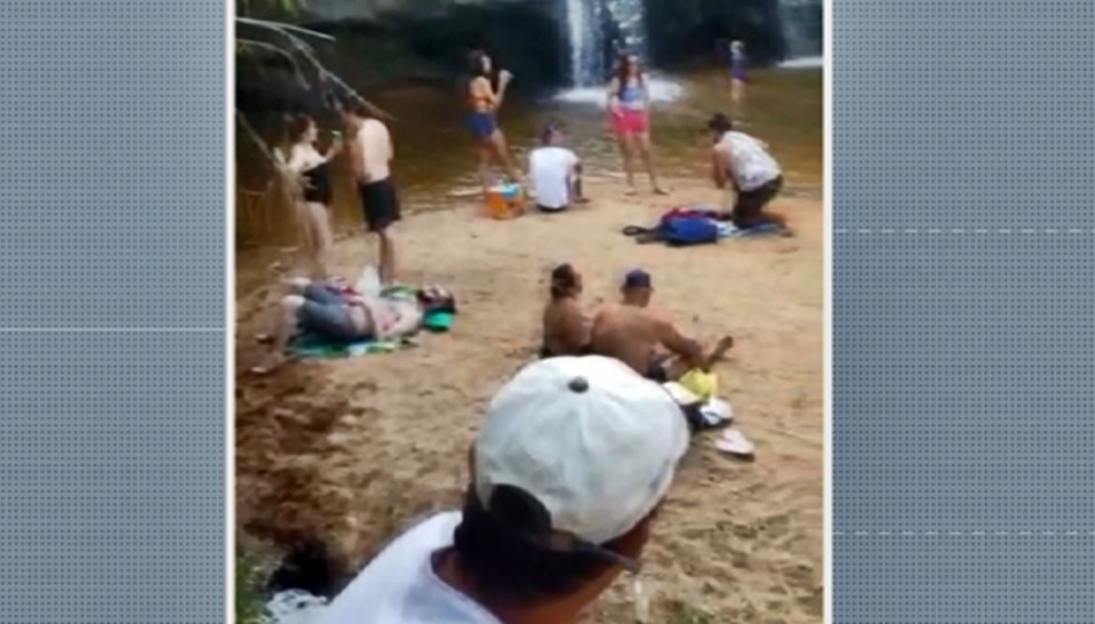 Turistas desrespeitam isolamento e 'invadem' cachoeiras em São Tomé das Letras — Foto: Reprodução EPTV