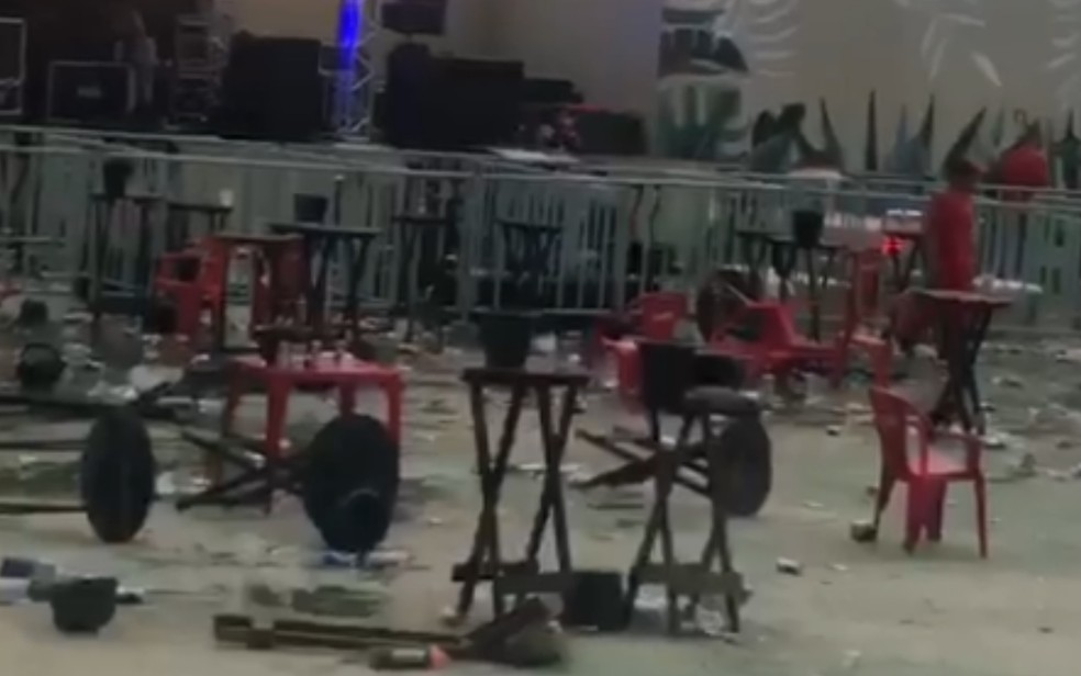 Caldas Novas: Público quebra estrutura de show após MC Poze do Rodo não comparecer a evento anunciado com seu nome