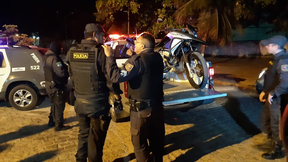 Após serem recebidos a tiros em Mãe Luíza, Policiais recuperam moto roubada  na Grande Natal | Rio Grande do Norte | G1