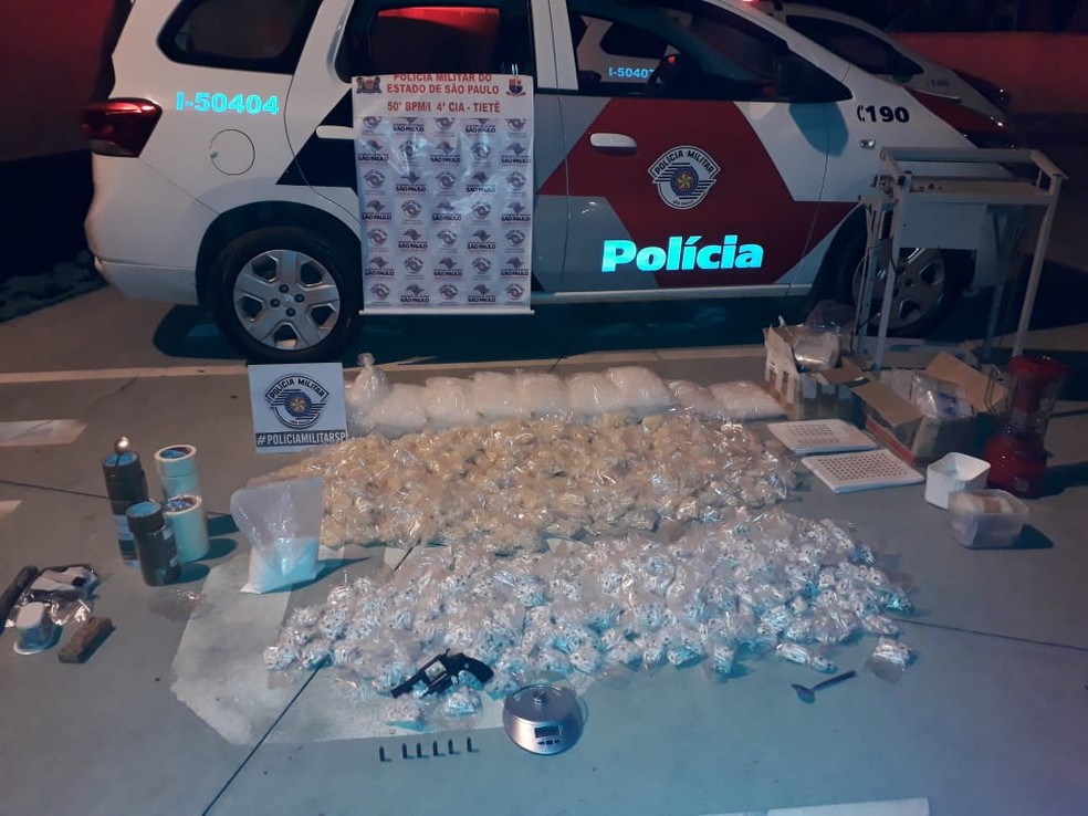 Casais são presos com mais de 32 mil porções de drogas em Tietê (SP) — Foto: Polícia Militar/Divulgação