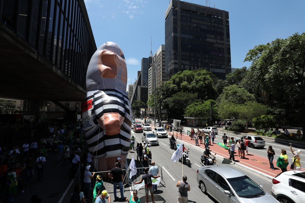 Pixuleco é colocado na avenida Paulista, em São Paulo. (Foto: Marcelo Brandt/G1)