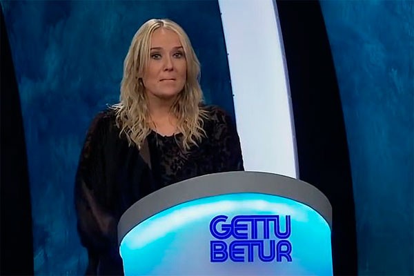 Apresentadora do quiz show Gettu Betur tenta dar prosseguimento após ataque de participante (Foto: reprodução)