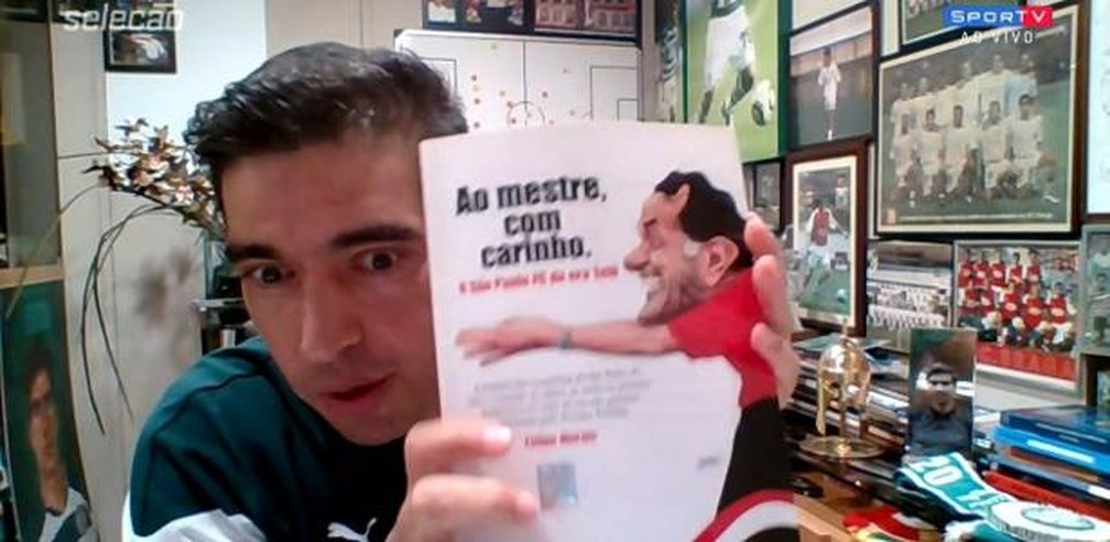 Abel Ferreira mostra livro sobre Telê Santana — Foto: Reprodução/Sportv