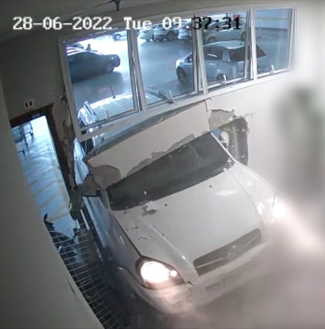 Vídeo: motorista confunde ré com acelerador e carro invade escritório de loja no ES