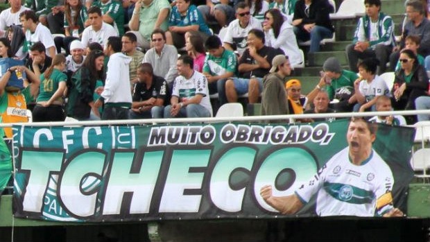 Torcida do Coritiba faz faixa com agradecimento ao meia Tcheco (Foto: Marco Aurelio Garcia / RPC TV)