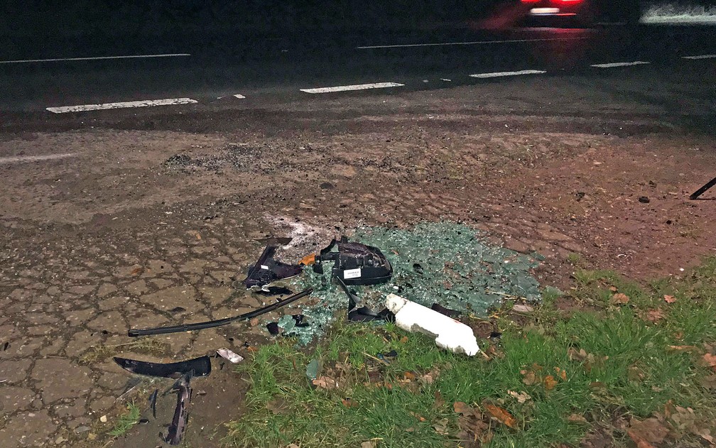 Vidro quebrado é visto em local onde o carro do duque de Edimburgo e outro veículo se acidentaram, em Sandringham, na Inglaterra, na quinta-feira (17) — Foto: Sam Russell/PA via AP