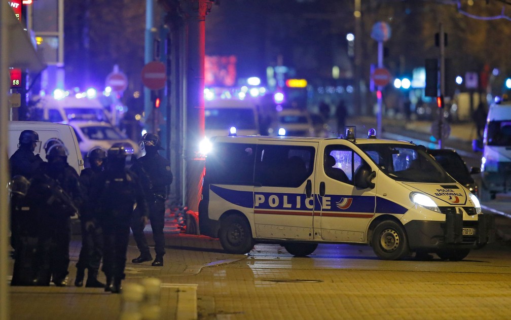 Membros das forças especiais da polícia francesa são vistos durante operação em Meinau, na cidade Estrasburgo, na quinta-feira (13)  — Foto: Reuters/Vincent Kessler