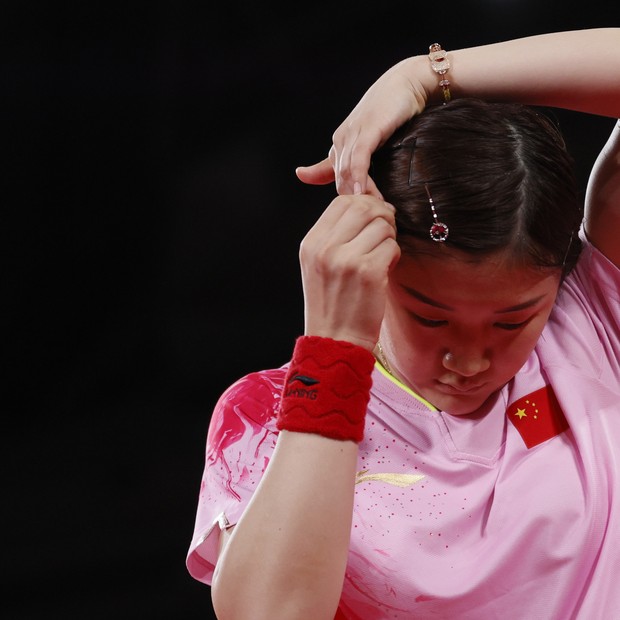 TOKYO, JAPAN - JULY 28: Chen Meng of Team China adjusts her hair during her Women's Singles Quarterfinals table tennis match on day five of the Tokyo 2020 Olympic Games at Tokyo Metropolitan Gymnasium on July 28, 2021 in Tokyo, Japan. (Photo by Steph Cham (Foto: Getty Images)