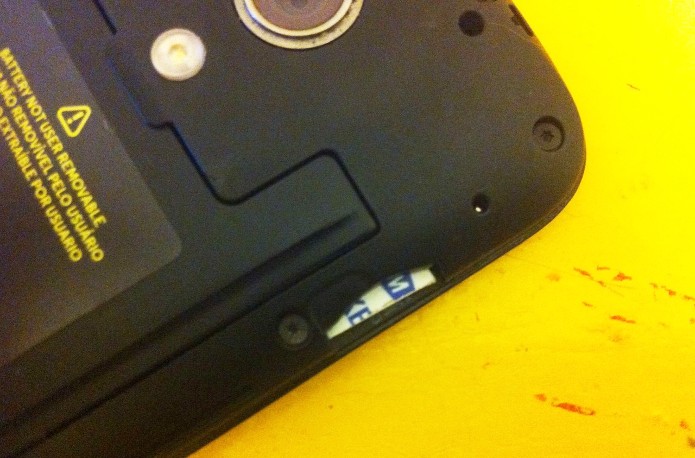 Chip totalmente inserido no Moto G (Foto: Reprodução/Raquel Freire)