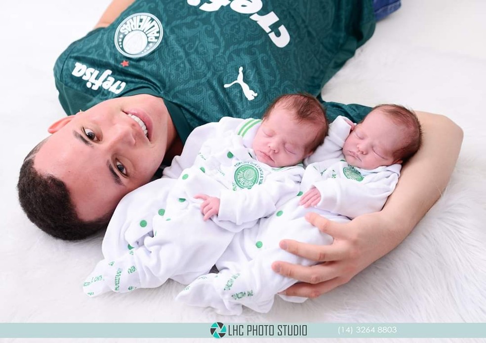 Pai e g&ecirc;meos que perderam a m&atilde;e com Covid-19 fazem ensaio de fotos com presentes do Palmeiras &mdash; Foto: LHC Photo Studio/Divulga&ccedil;&atilde;o