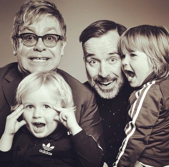 Elton John e família (Foto: Instagram)