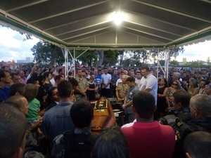 Familiares e amigos do oficial foram ao enterro prestar às últimas homenagens (Foto: Derek Gustavo / G1)