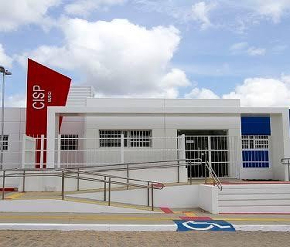 Suspeito foi levado para o Centro Integrado da SeguranÃ§a PÃºblica (Cisp) em Murici â Foto: Ascom/PolÃ­cia Civil