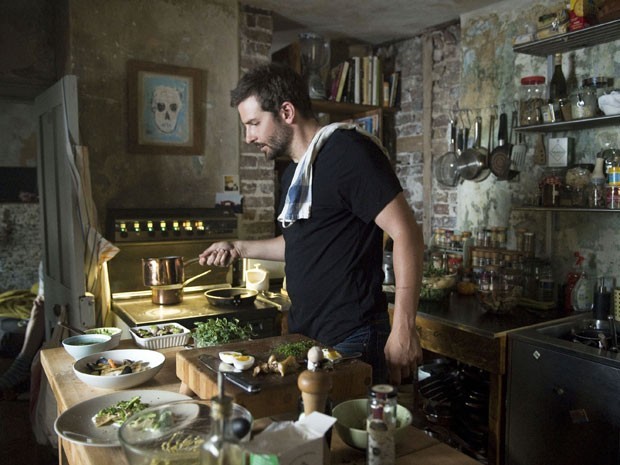 Bradley Cooper vive o chef Adam Jones em 'Pegando Fogo' (Foto: Divulgação)