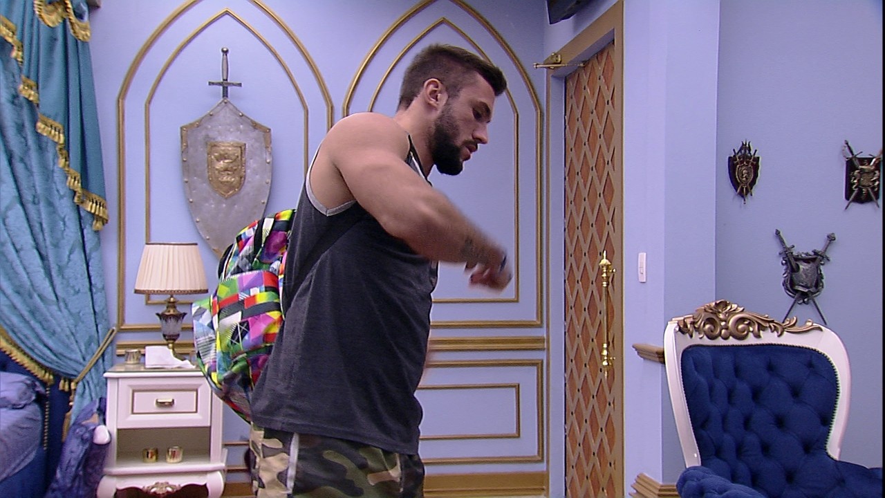 Carla Diaz e Arthur ficam abraçados na cama e especulam ...