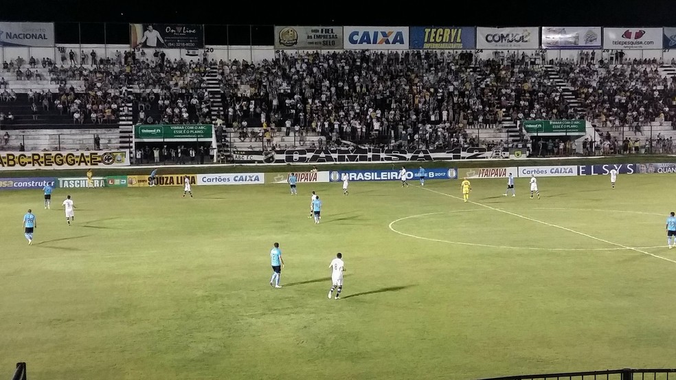 Frasqueirão recebeu um público de 3.231 torcedores no jogo entre ABC e Paysandu (Foto: Jocaff Souza/GloboEsporte.com)