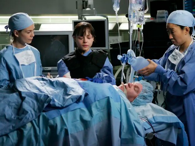 Cena de "Grey's Anatomy" com parte dos aparatos médicos usados na série (Foto: Reprodução)