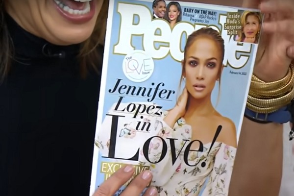 A capa da revista People, protagonizada por Jennifer Lopez e mostrada por Hoda Kotb (Foto: Reprodução)