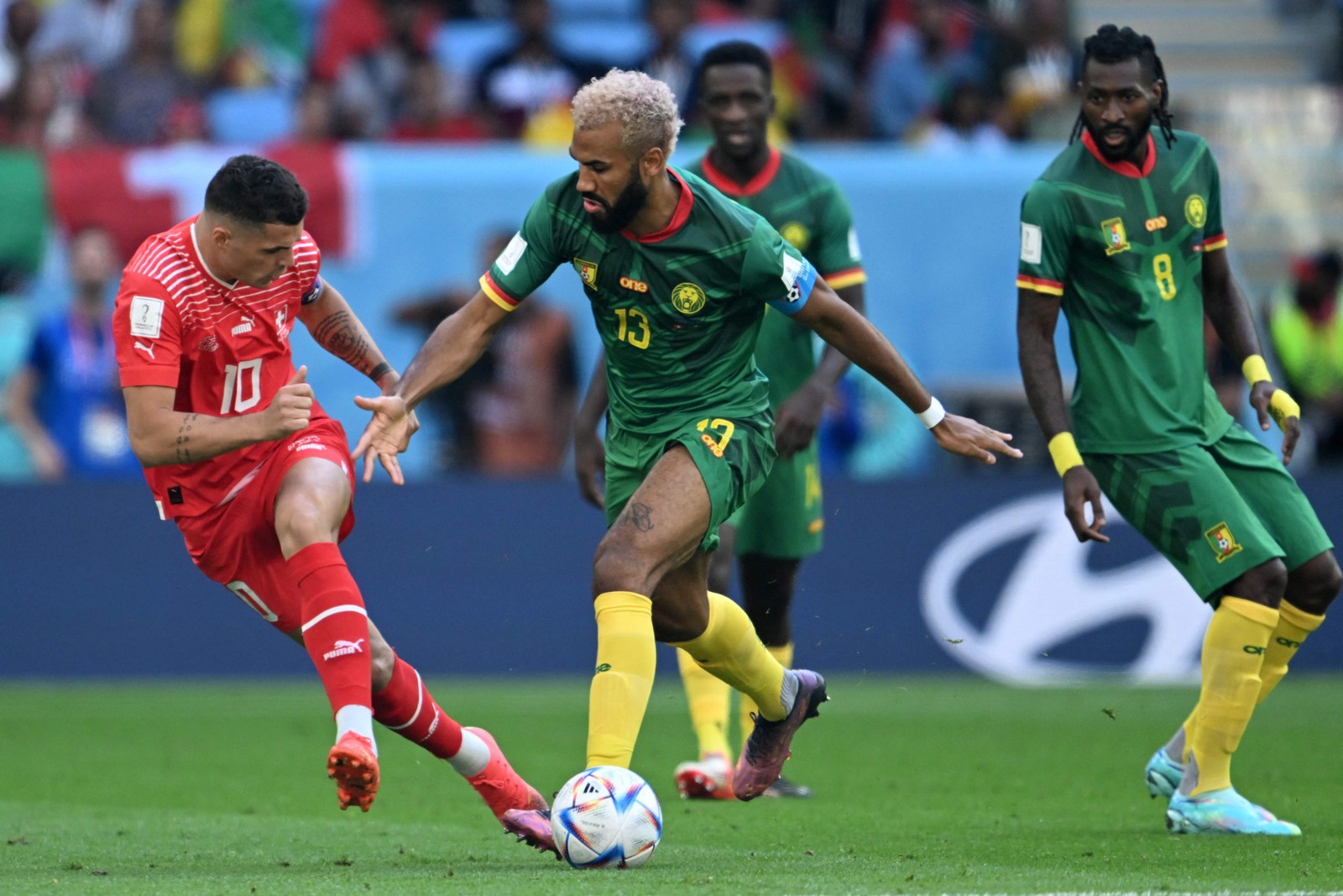 Suíça e Camarões duelam pelo Grupo G no primeiro jogo desta quinta (24) da Copa do Catar — Foto: Kirill KUDRYAVTSEV / AFP