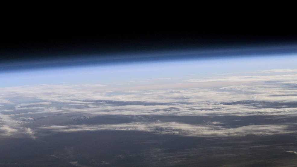 A atmosfera da Terra vista do espaço (Foto: NASA)