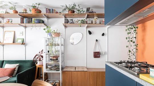 Marcenaria colorida organiza apartamento de 60 m² com três quartos