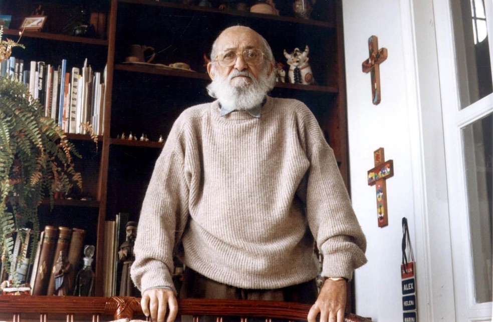 O educador e filósofo Paulo Freire posa para foto durante entrevista concedida para o Grupo Estado em SP, em 1993. — Foto: Clovis Cranchi/Estadão Conteúdo/Arquivo