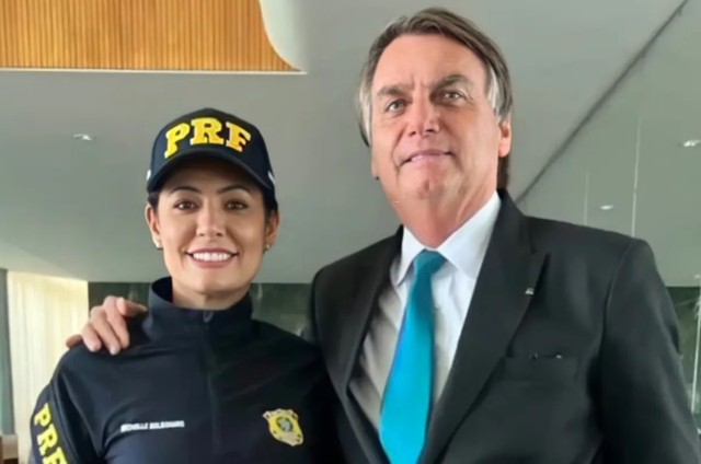 Michelle se esquece de Carlos Bolsonaro, e internet cobra