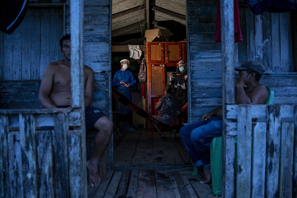 Agentes de saúde testam morador de comunidade ribeirinha Roli Madeira, no Pará, para coronavírus — Foto: Tarso Sarraf/AFP