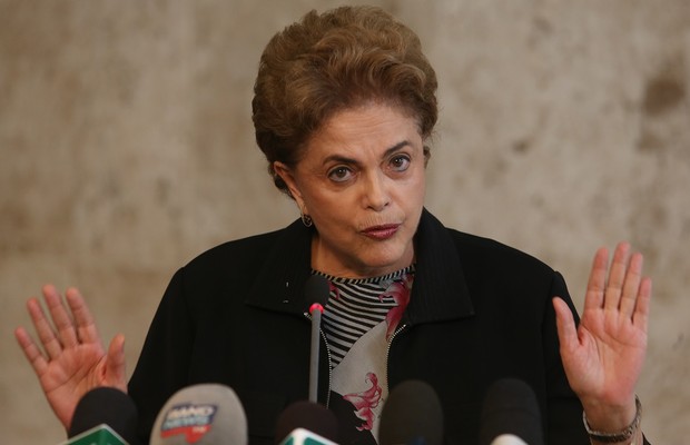 A presidente Dilma Rousseff fala a jornalistas durante coletiva de imprensa e afirma que não vai renunciar a seu mandato na presidência (Foto: Lula Marques/Agência PT)