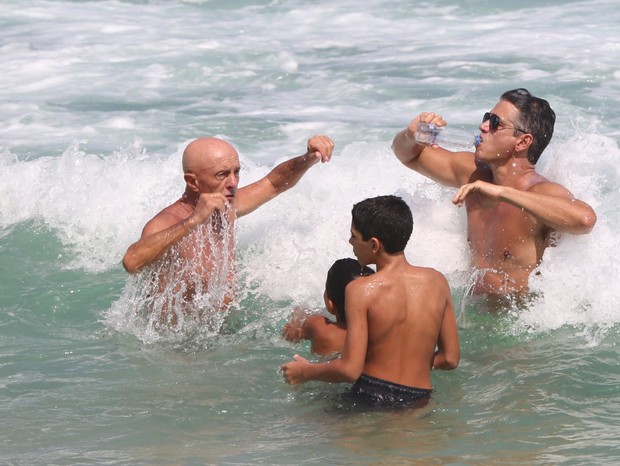 Marcio Garcia curte praia com família e amigos (Foto: Dilson Silva/AgNews)