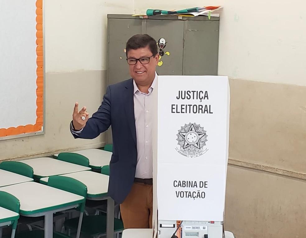 Carlos Viana (PL), candidato ao governo de Minas Gerais, vota em Belo Horizonte — Foto: Vagner Tolendato/TV Globo